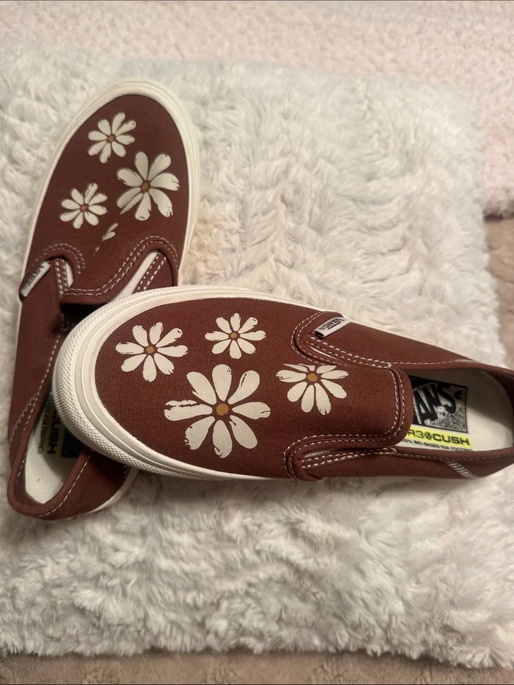 Vans Brown Slip-On Sneakers with White Daisy Pattern 4.5. NEW